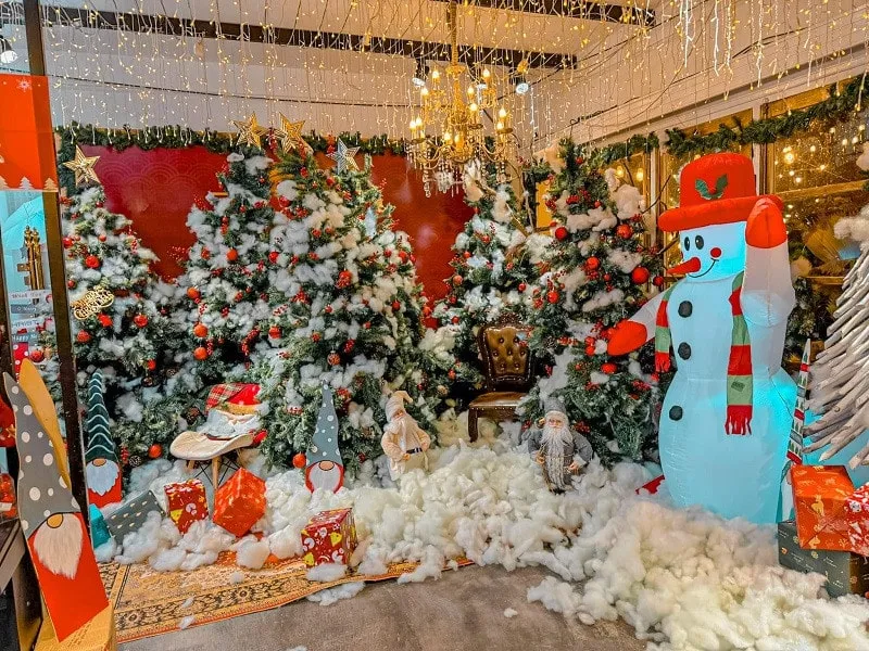 Trang trí Noel quán cafe với ông già Noel và người tuyết Trang trí Noel quán cafe với ông già Noel và người tuyết