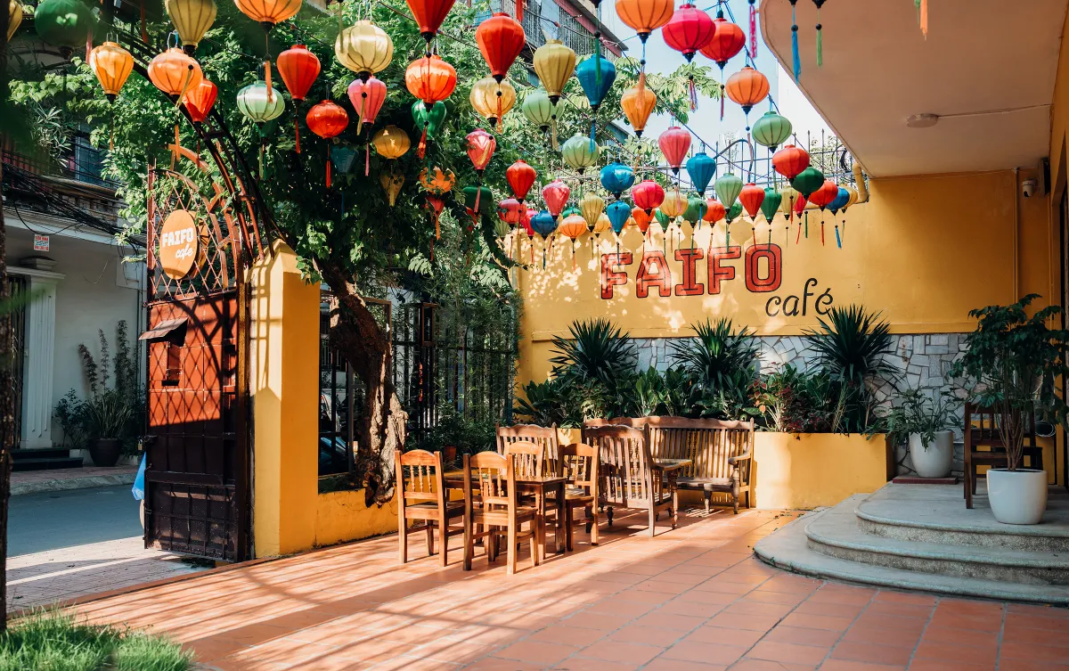 Decor Tết cho quán cafe với cây mai, cây đào