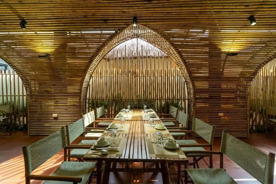 Vách ngăn tre di động và tường ốp tre kết hợp kính, tạo không gian linh hoạt