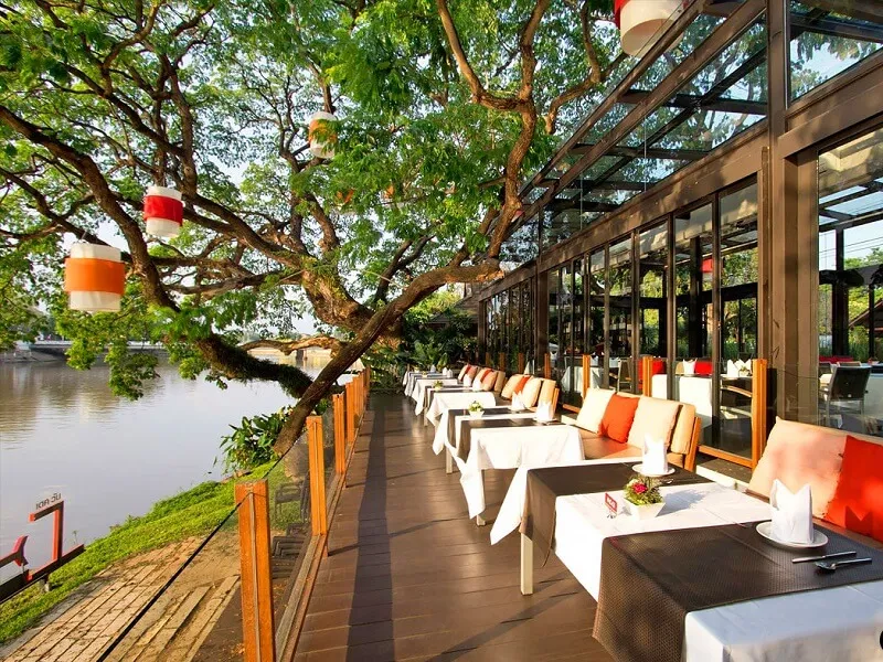 Thiết kế nhà hàng nổi trên sông có ban công ngoài trời rộng, cây xanh dây leo và hàng rào an toàn