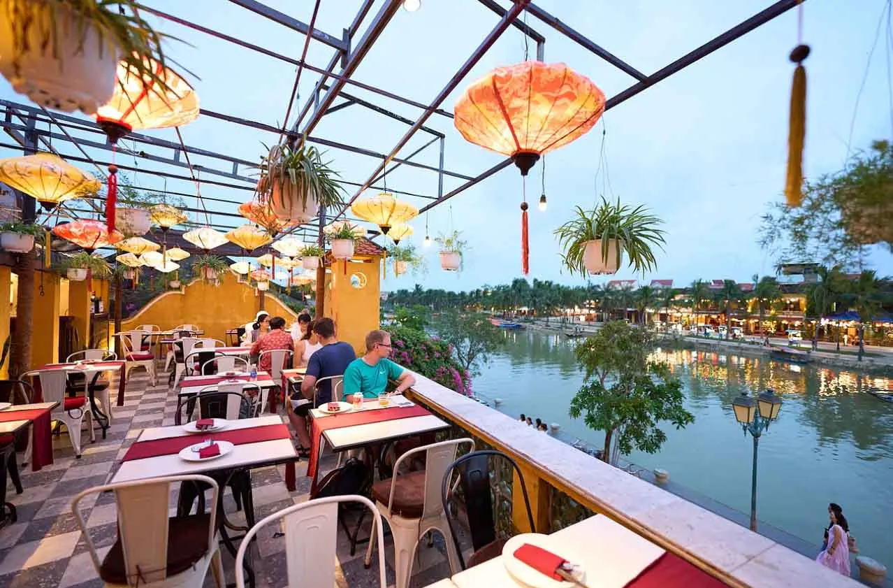 Mẫu nhà hàng nổi trên sông phong cách cổ điển Việt Nam với view sông thơ mộng