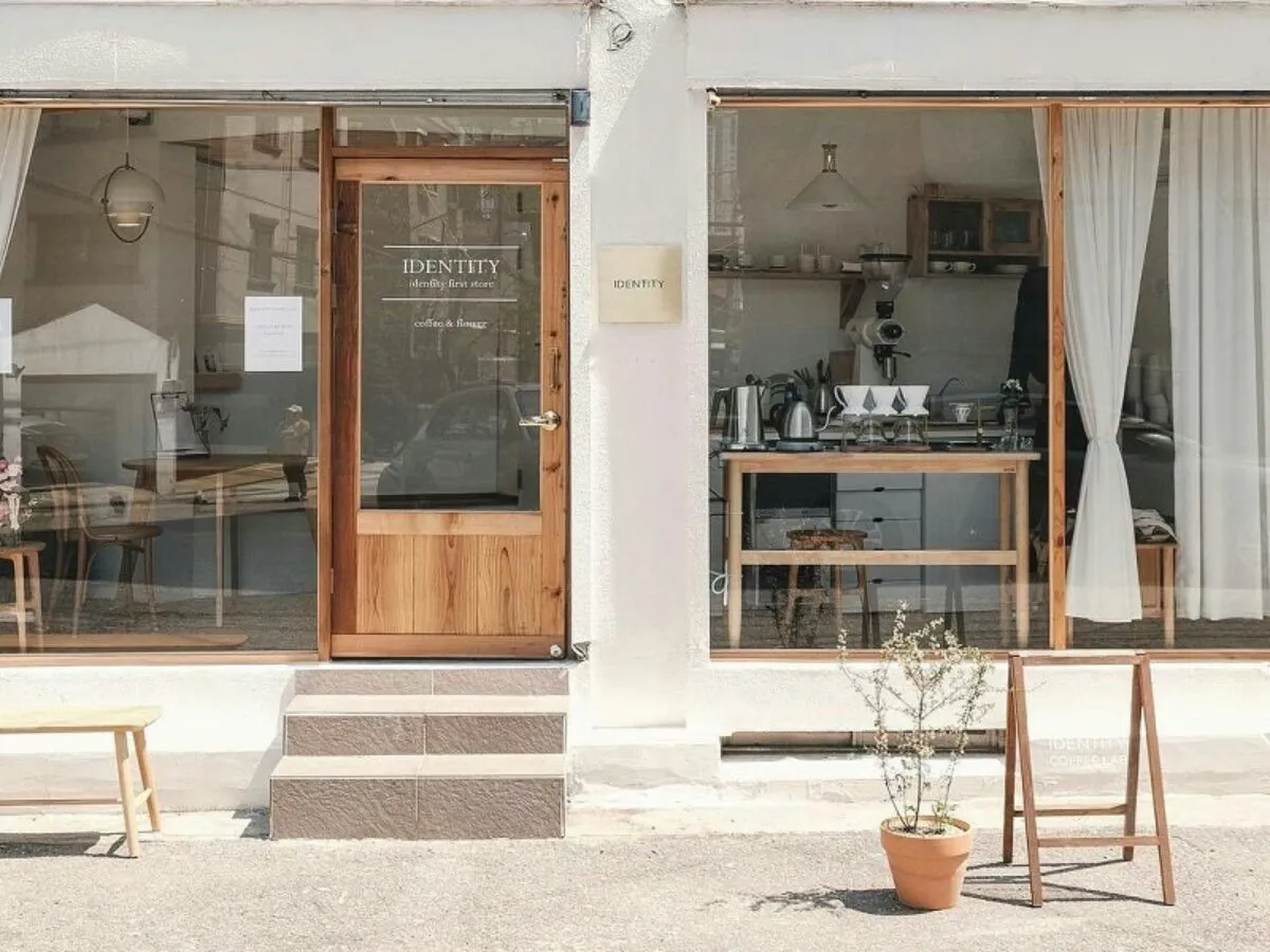 Thiết kế quán cafe 15m2 hiện đại tối ưu thoáng rộng với bàn ghế dáng basic