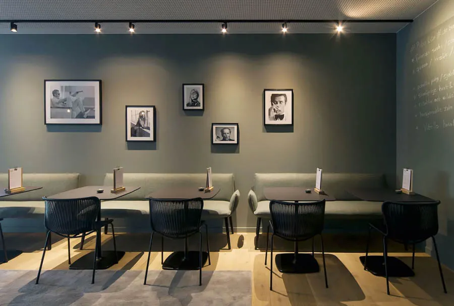 Quán cafe 15m2 hiện đại có ánh sáng trắng vàng nhẹ và 1 đến 2 điểm nhấn decor