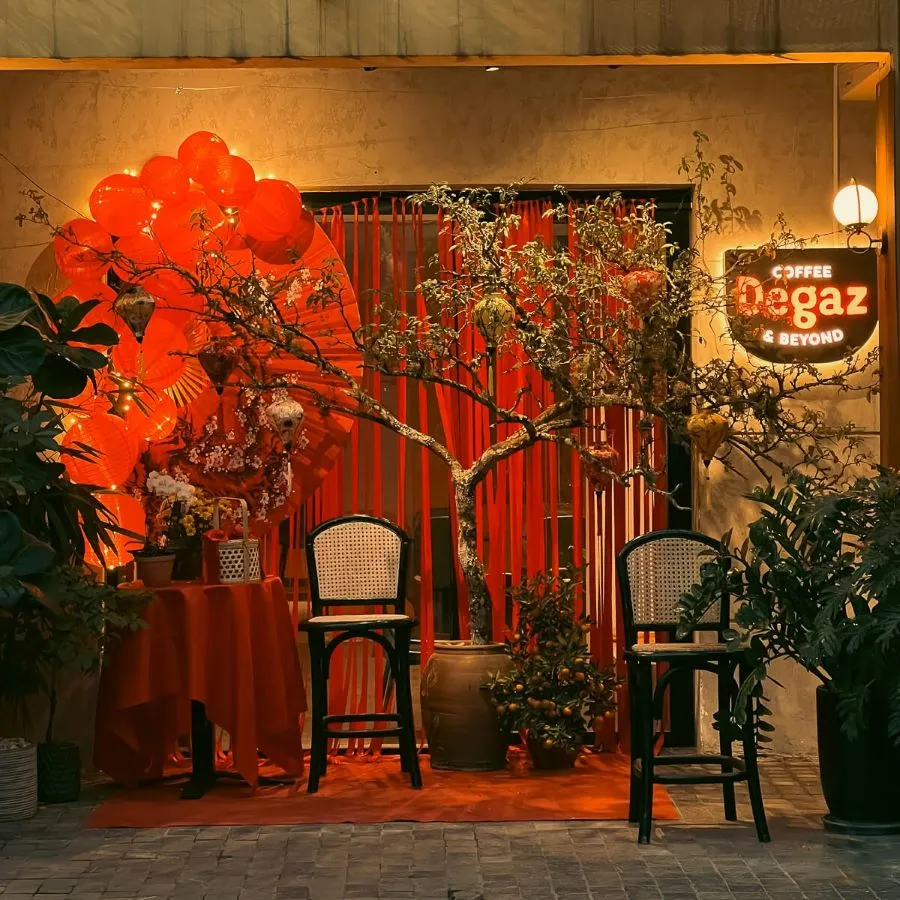 Mẫu trang trí Tết quán cafe kết hợp phong cách truyền thống và hiện đại
