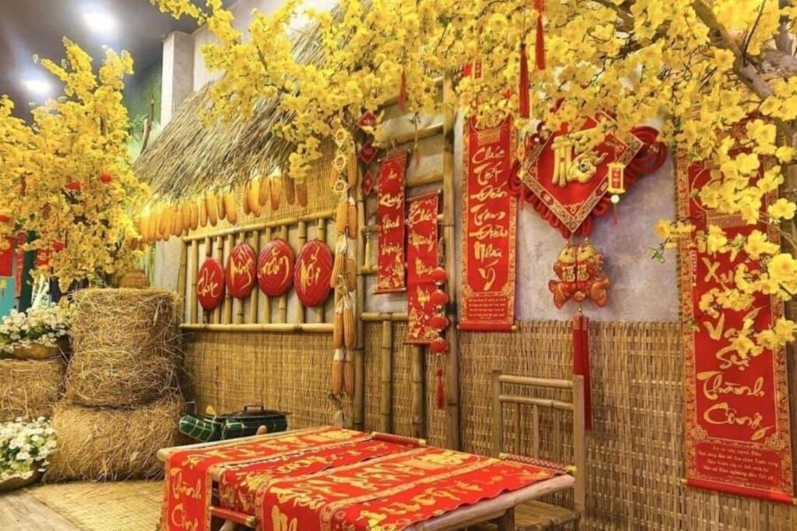 Không gian trang trí Tết quán cafe rực rỡ với hoa mai vàng, hoa đào hồng, hoa cúc và nụ tầm xuân