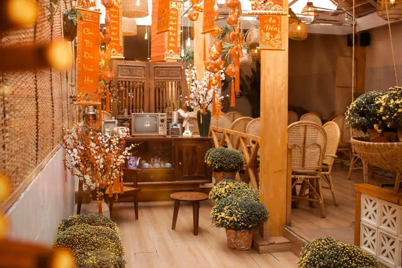 Hình ảnh gợi ý trang trí Tết quán cafe 2026 đẹp, ấn tượng 2