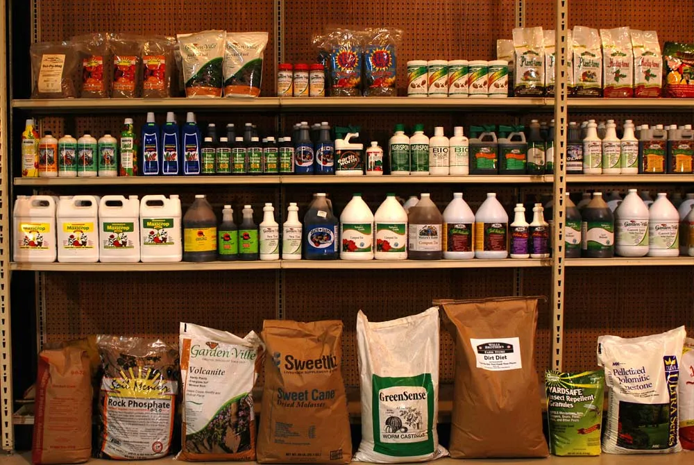 Mẫu thiết kế cửa hàng vật tư nông nghiệp nhỏ 30-50m² với kệ trưng bày đa tầng