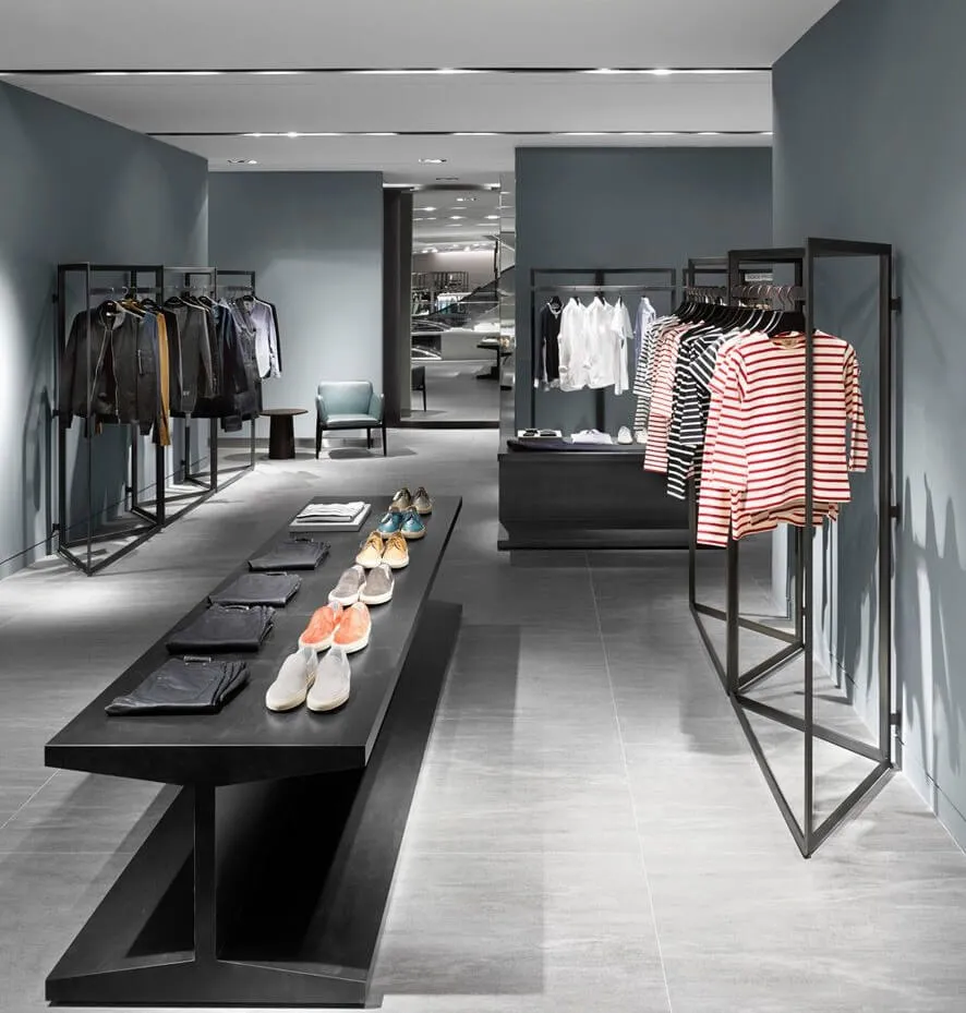 Phong cách hiện đại trong thiết kế shop quần áo nhỏ 10m2 nhấn mạnh vào sự sạch sẽ, tối giản