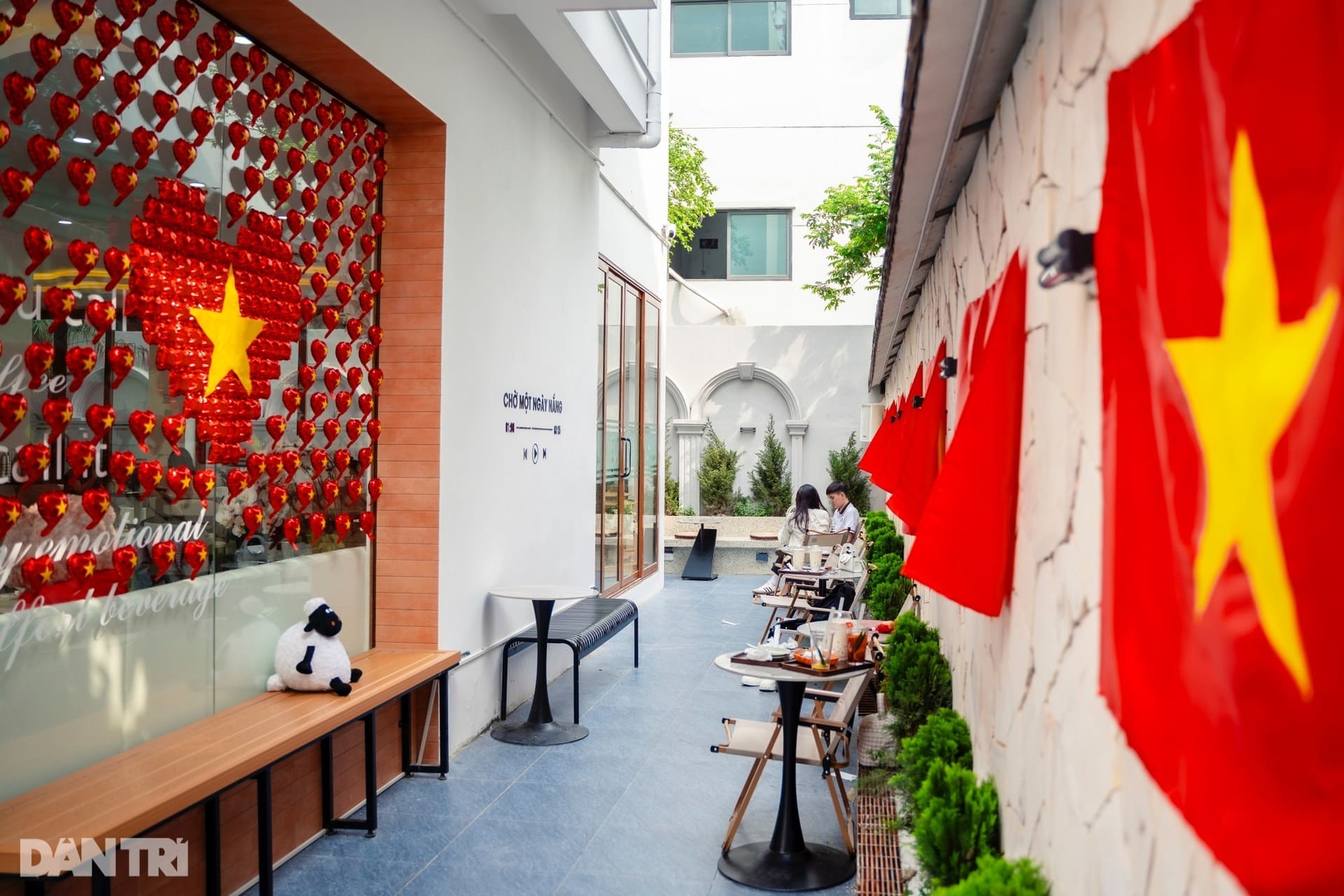 Ý tưởng trang trí quán cafe dịp 30/4 theo phong cách rực rỡ Ý tưởng trang trí quán cafe dịp 30/4 theo phong cách rực rỡ