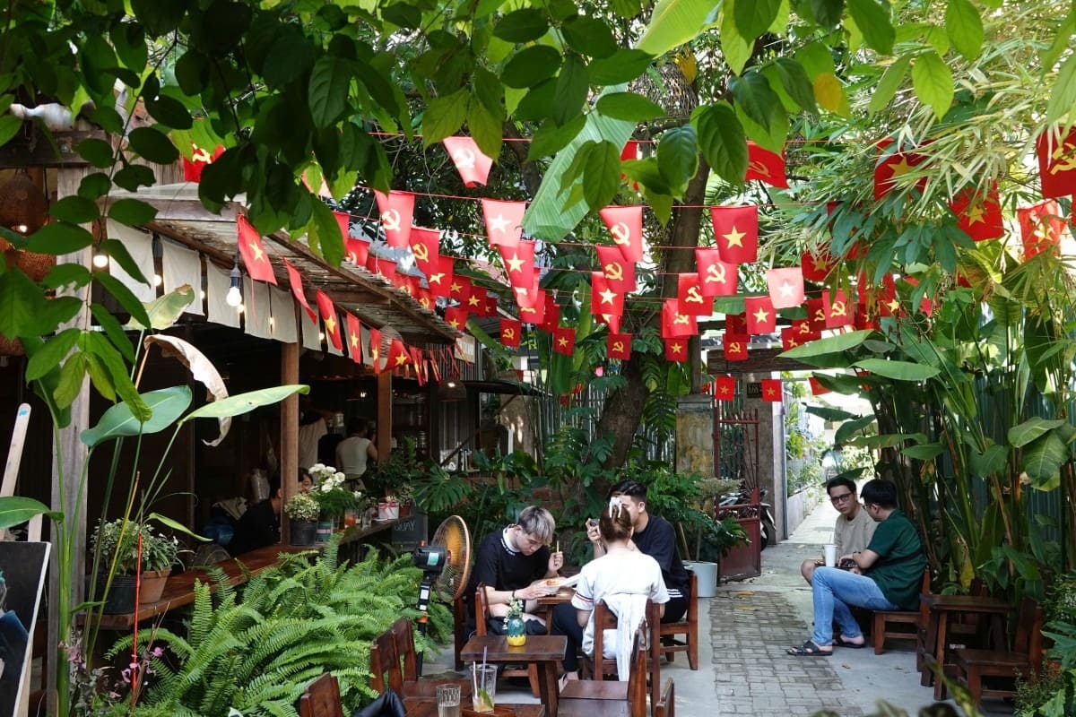 Ý tưởng trang trí quán cafe dịp 30/4 theo phong cách xanh thiên nhiên Ý tưởng trang trí quán cafe dịp 30/4 theo phong cách xanh thiên nhiên